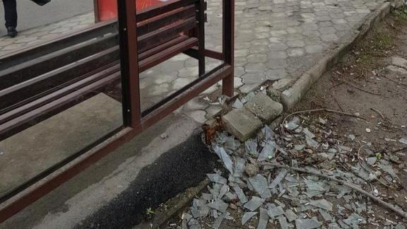 В Ставрополе хулиганы разбили остановку на улице Объездной