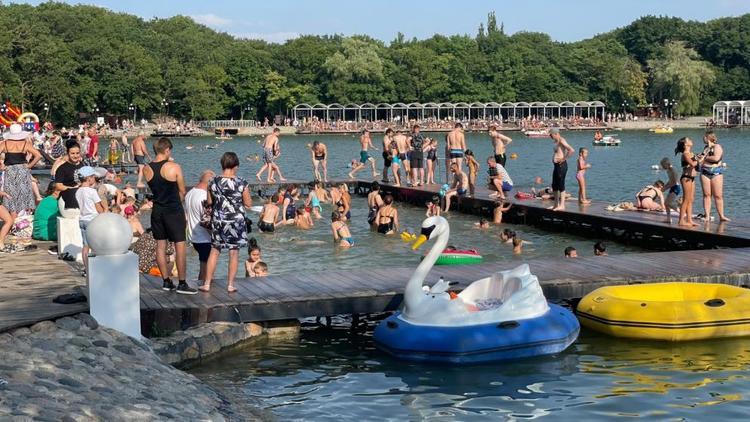 Власти Железноводска попросили туристов соблюдать курортный дресс-код​