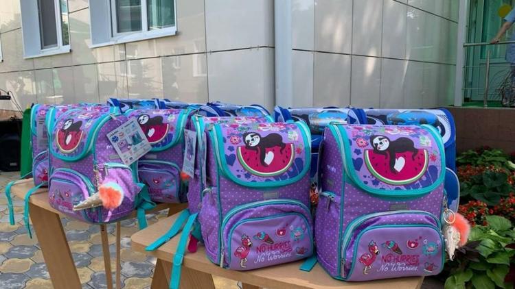 В Предгорном округе Ставрополья будущие первоклассники получили в подарок ранцы со школьными принадлежностями