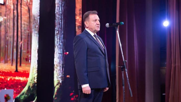 Глава Ставрополя вручил награды лучшим педагогам города в канун Дня учителя