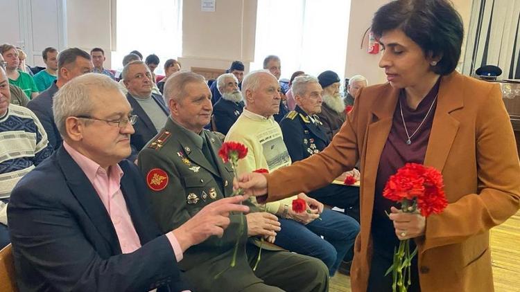 Ветеранам в Кисловодске подарили цветы и спели казачьи песни