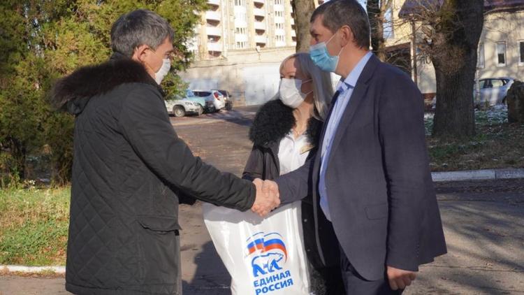 Депутаты оказали помощь медучреждениям региона