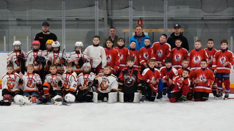 В ставропольской школе «Наследие» состоялся хоккейный матч, посвященный празднованию Дня защитника Отечества