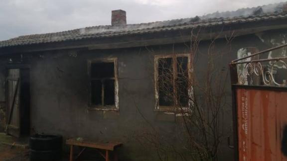 Два человека пострадали при пожаре в летней кухне в селе Серафимовском