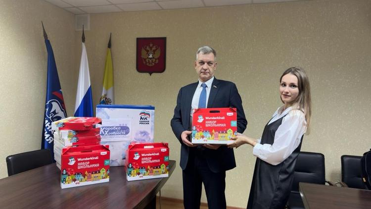 Депутаты Госдумы передали канцелярские наборы пациентам детской больницы Ставрополя