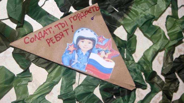 На «Солдатском привале» в Невинномысске установили новогоднюю елку