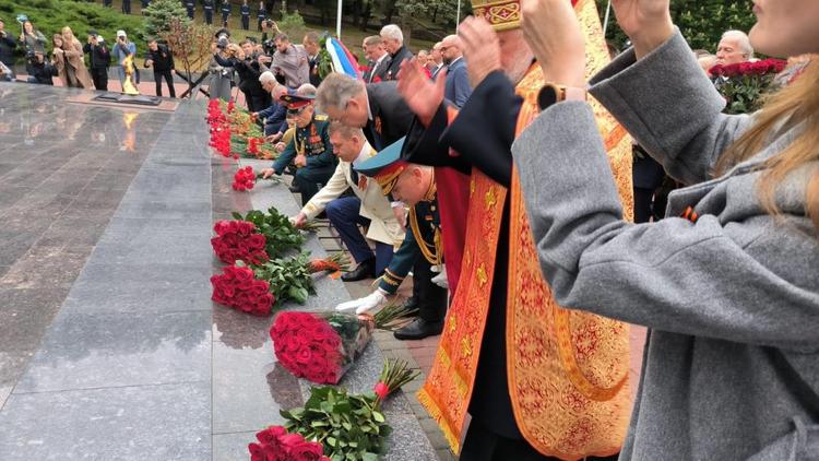 Губернатор Ставрополья возложил цветы к Вечному огню в День Победы