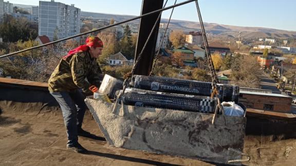 В Кисловодске отремонтировали кровлю многоэтажки до старта капремонта