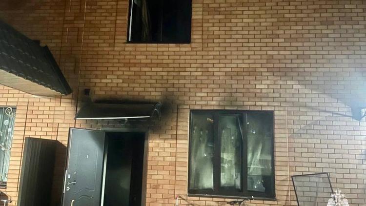 На Ставрополье пожарные спасли из горящего дома женщину с ребёнком