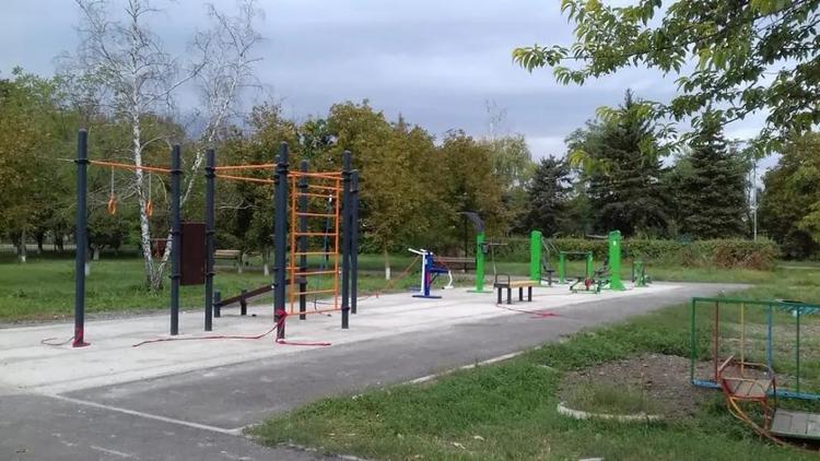 В парке села Тахта на Ставрополье устанавливают тренажеры