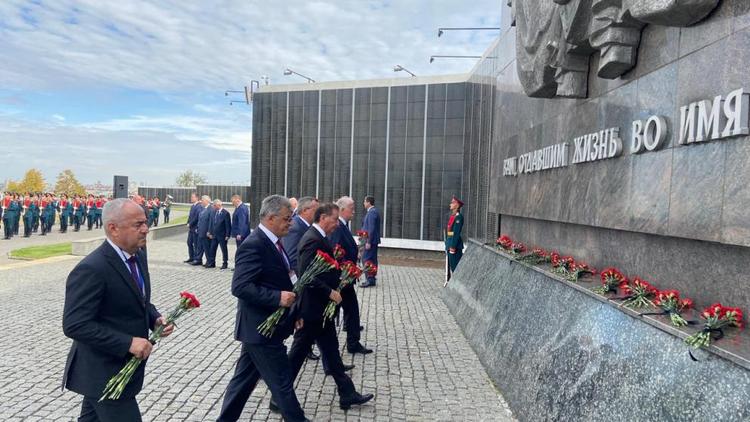 Депутаты Думы Ставрополья почтили память павших при обороне Сталинграда земляков