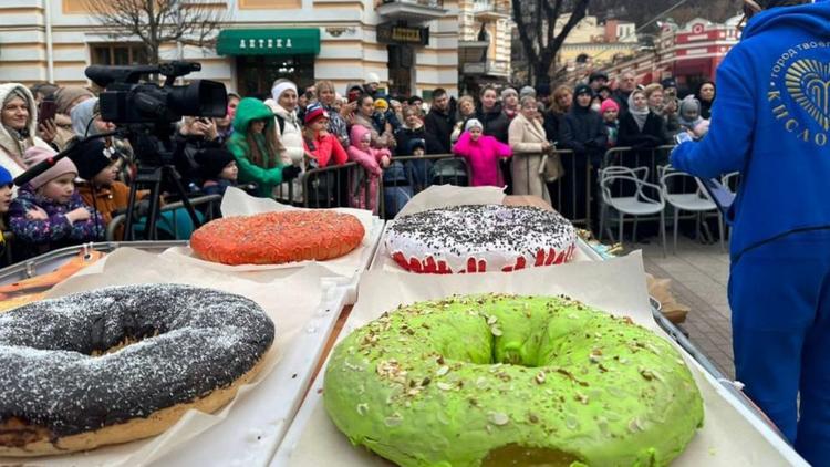 На фестивале в Кисловодске раздали 15 тысяч пончиков
