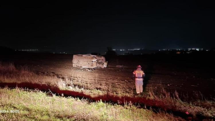 Микроавтобус перевернулся вблизи Пятигорска: 1 человек пострадал