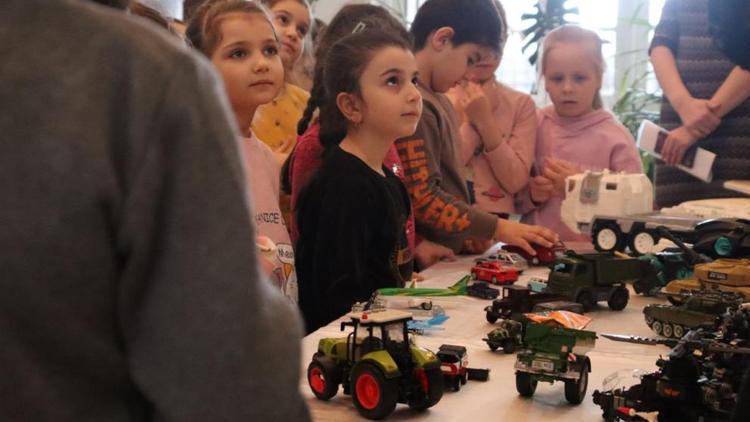 В Кировском округе открылась выставка моделей военной и игровой техники