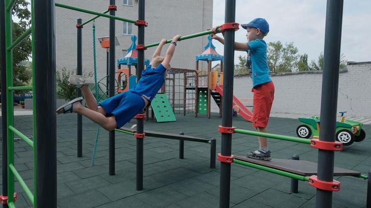 В Ставрополе во дворе восстановленного после пожара дома построили детскую площадку