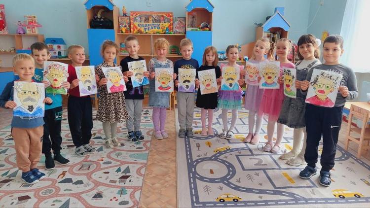 Школьники и воспитанники детсадов поздравили пожилых людей на Ставрополье