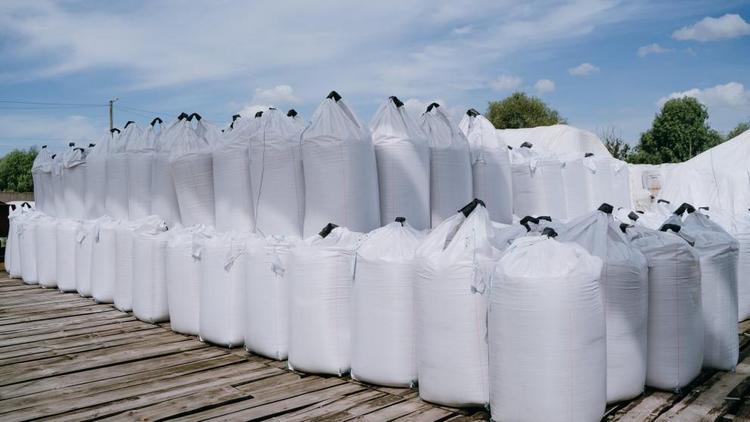 Аграрии Ставрополья заготовили более сотни тонн удобрений