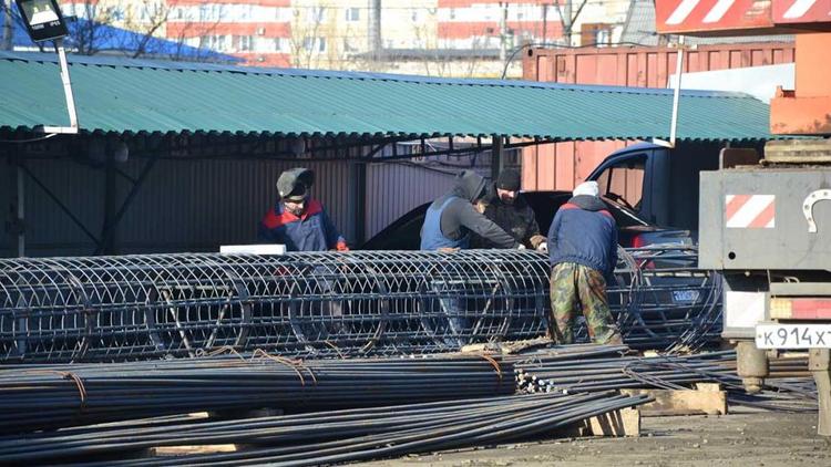 В основание строящегося путепровода в Невинномысске забили уже 130 свай