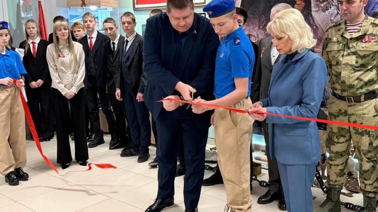 В школе Кисловодска открыли комнату Боевой Славы ко Дню Героев Отечества