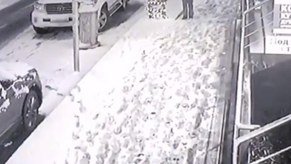 В Ессентуках пьяные вандалы испортили гирлянду у магазина