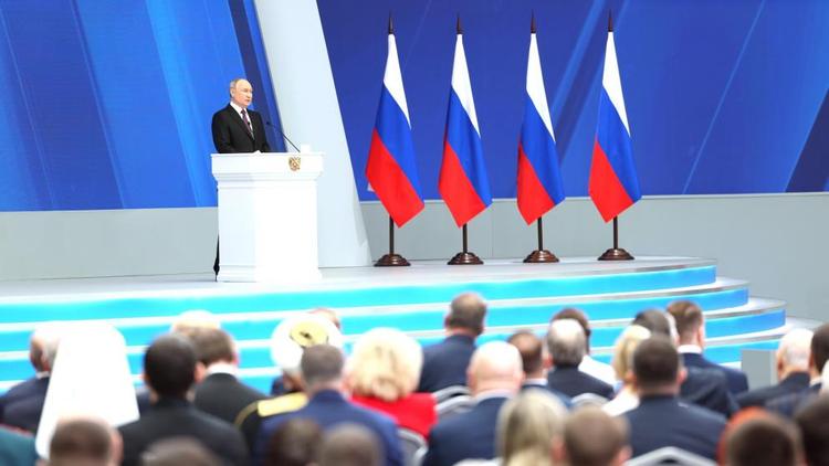 Путин поручил решить проблему различного дохода бюджетников