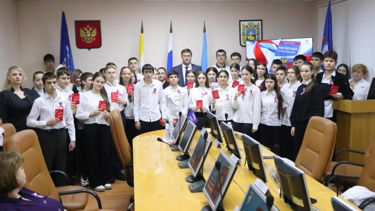 В день Конституции РФ юные жители Ставрополья получили паспорта