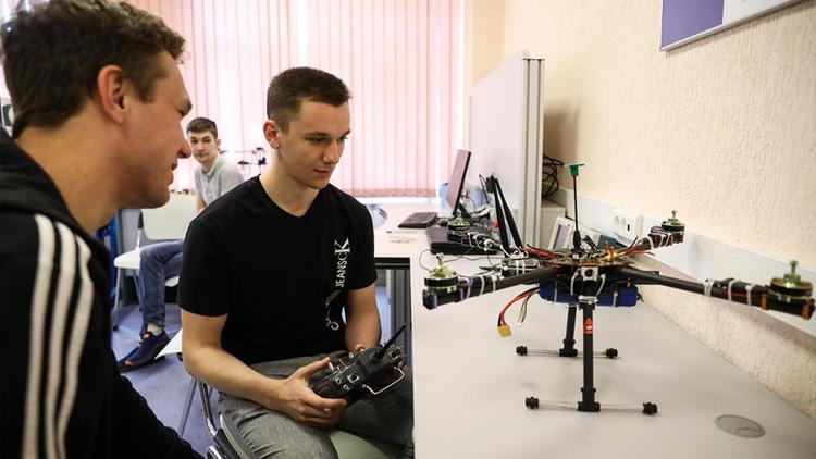 Около 300 участников собрал чемпионат по управлению дронами в СКФУ