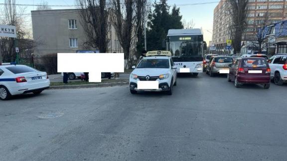 Перебегавшая дорогу школьница попала под колёса авто в Ставрополе