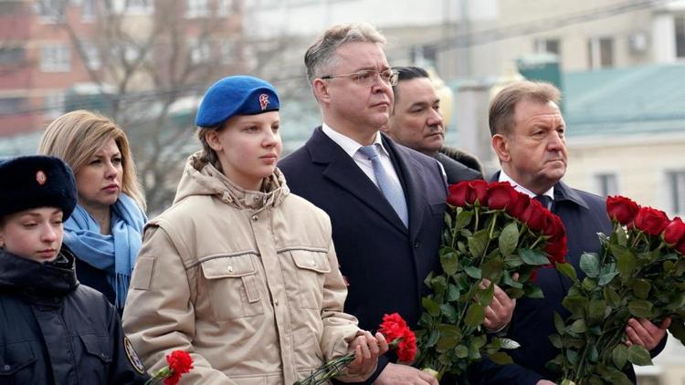 Губернатор Ставрополья возложил цветы к вечному огню