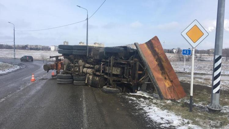 В Изобильненском округе на высокой скорости перевернулся грузовик