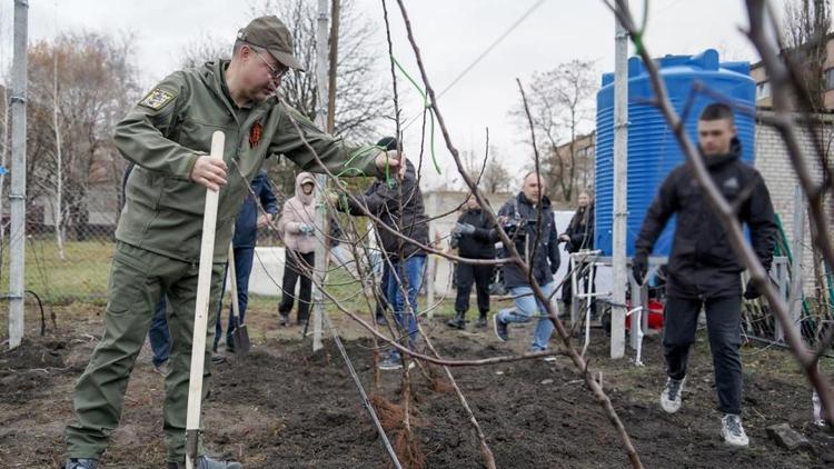 Глава Ставрополья посадил выращенные в крае яблони в пришкольном саду в ЛНР