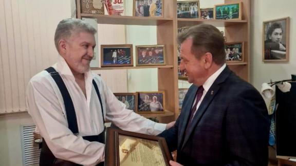 Иван Ульянченко вручил награду ставропольскому актёру