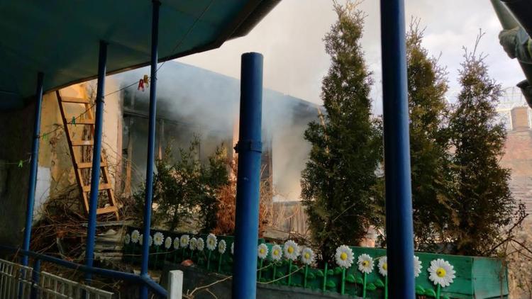 В Кисловодске на улице Шаумяна произошёл пожар в частном доме