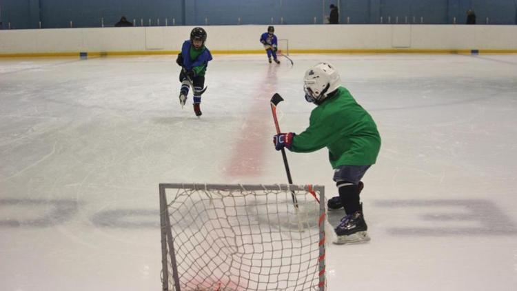 В Невинномысске юные спортсмены продолжают хоккейные традиции моногорода