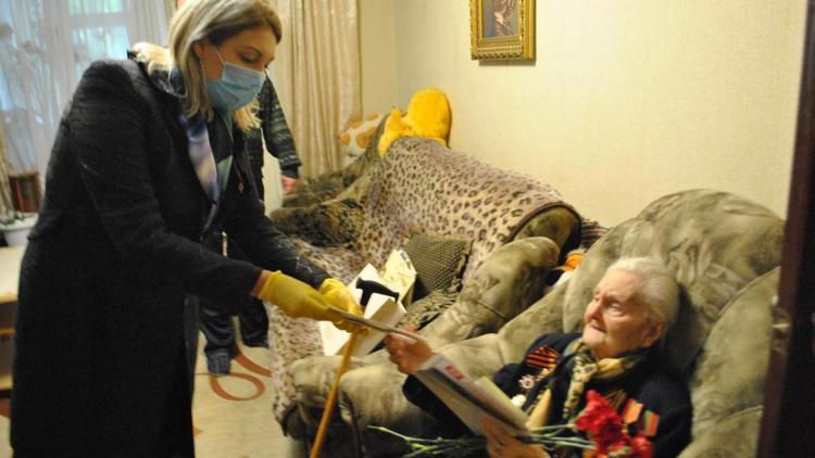 В Кисловодске поздравили медицинскую сестру-ветерана войны