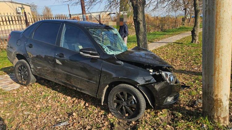 В Ставрополе молодой водитель въехал в другой автомобиль и совершил наезд на бордюр и ЛЭП