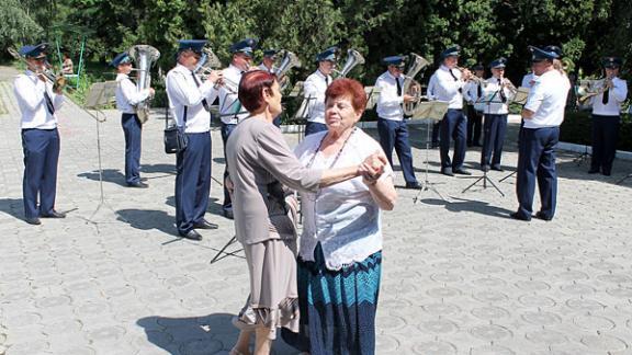 Духовой оркестр выступил для обитателей геронтологического центра в Ставрополе