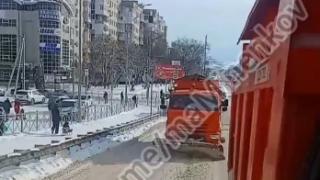 Коммунальщики Невинномысска продолжают очистку города от снега