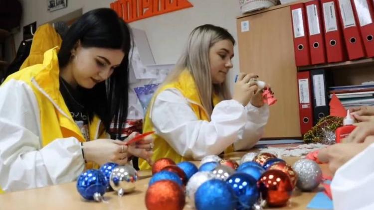 Молодёжь Петровского округа присоединились к акции «Российская ёлка»