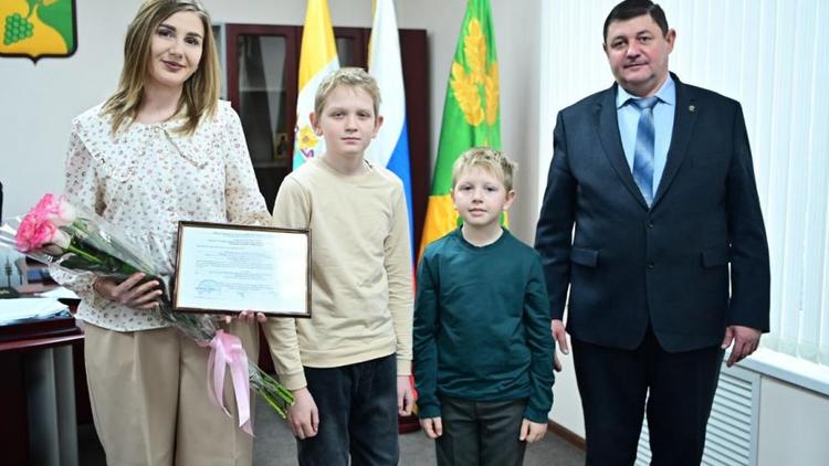 В Будённовском округе вручили первый жилищный сертификат 2026 года