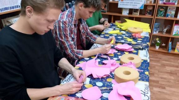 В Ставрополе провели мастер-класс по изготовлению цветов из фоамирана