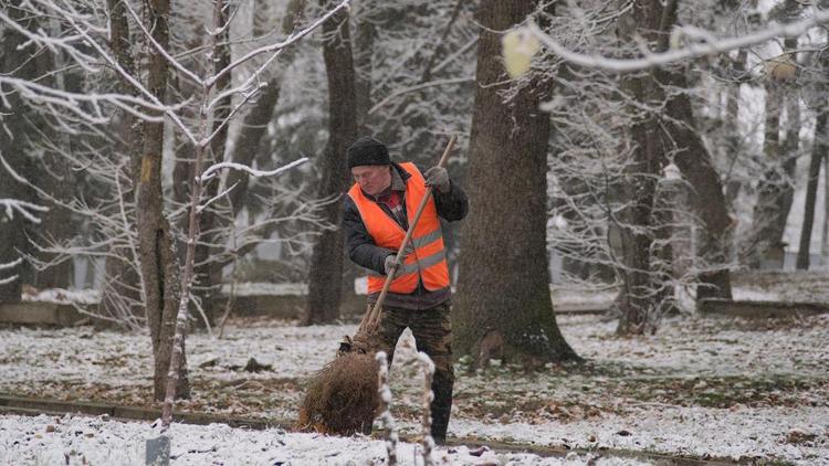 Коммунальщики в Ставрополе устраняют последствия снегопада