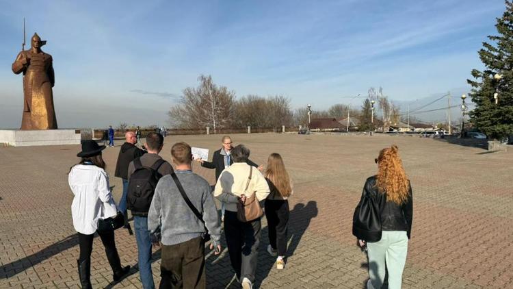 Журналистам из Нижнего Новгорода провели экскурсию по Ставрополю