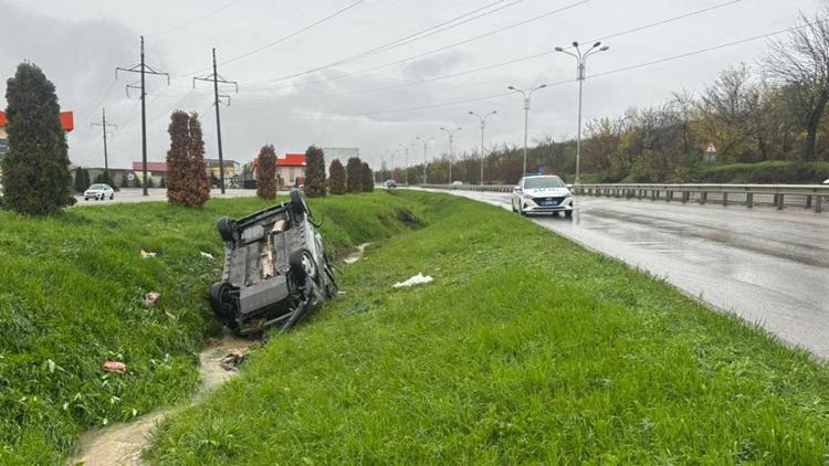 В Пятигорске в перевернувшемся автомобиле пострадала женщина