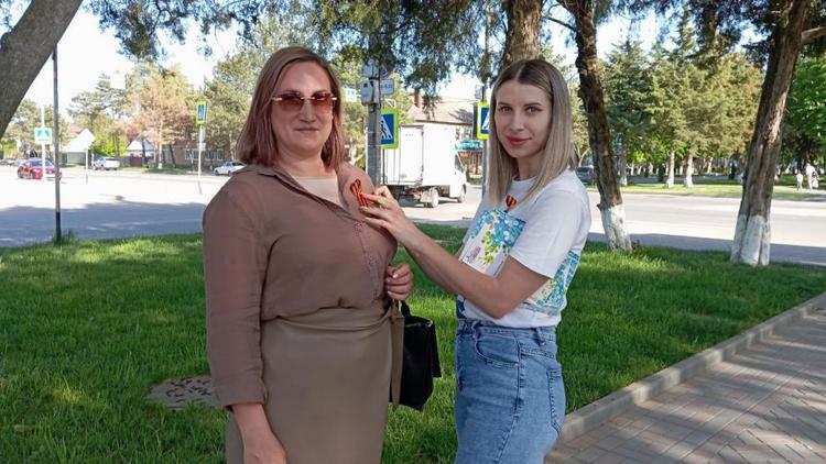 На Ставрополье активисты «Единой России» раздают георгиевские ленточки
