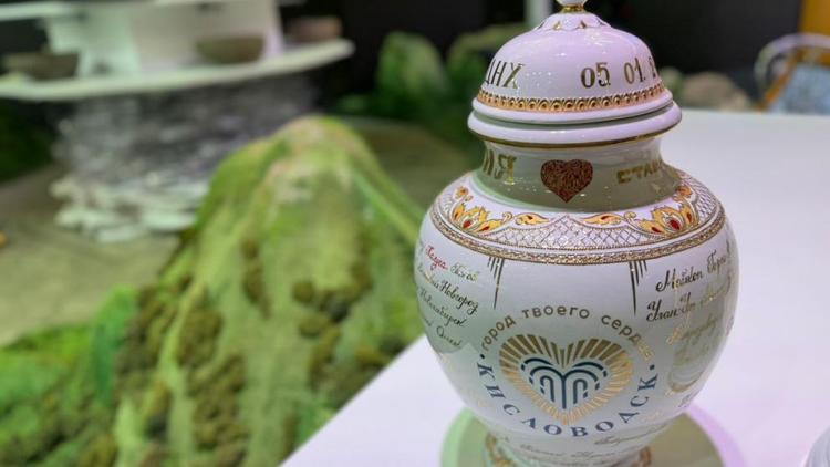 Уникальную вазу выставке «Россия» подарил мэр Кисловодска