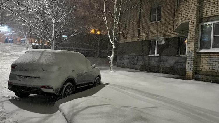 Сильный снегопад осложняет движение на востоке Ставрополья