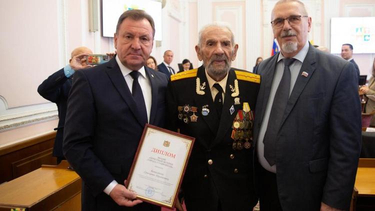 В Ставрополе наградили 10 жителей званием «Почетный ветеран города»