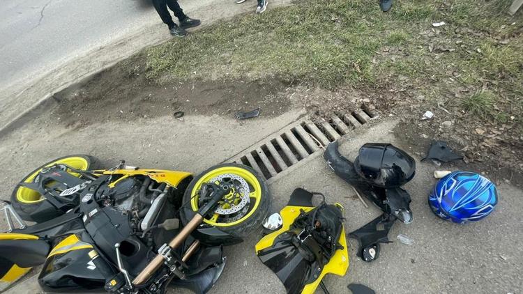 Открытый перелом ноги получил мотоциклист в аварии в Пятигорске