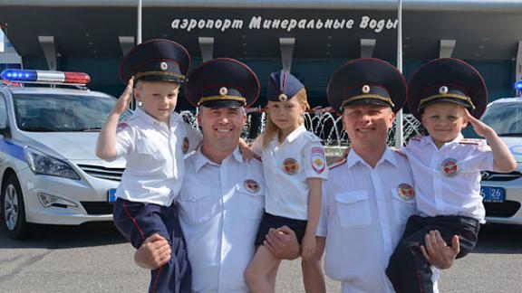 Инспекторов Госавтоинспекции поздравили их дети в городе Минеральные Воды